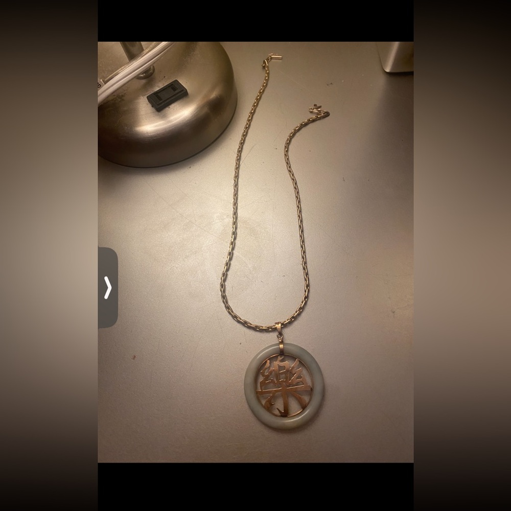 Round Pendant Necklace in Gold and jade